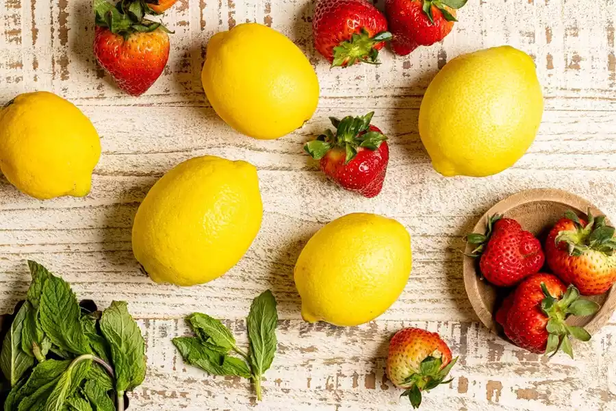 make your own strawberry and lemon shower gel